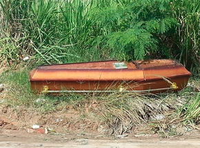 Caixão misterioso apareceu em um terreno baldio de Itaipuaçu (Foto: Léo Ribeiro / Lei Seca Maricá) Caixão misterioso apareceu em um terreno baldio de Itaipuaçu (Foto: Léo Ribeiro / Lei Seca Maricá)