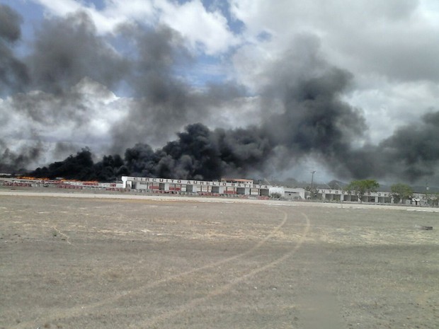 Bombeiros afirmaram que o fogo chegou a quatro metros de altura (Foto: Divulgação/Corpo de Bombeiros) Bombeiros afirmaram que o fogo chegou a quatro metros de altura (Foto: Divulgação/Corpo de Bombeiros)