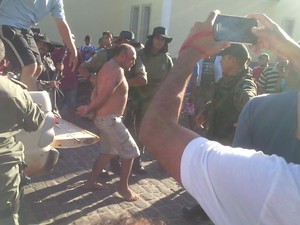 Clewilson Vieira sendo levado para delegacia de São Miguel do Tapuio, no Piauí (Foto: Divulgação/Polícia Militar)