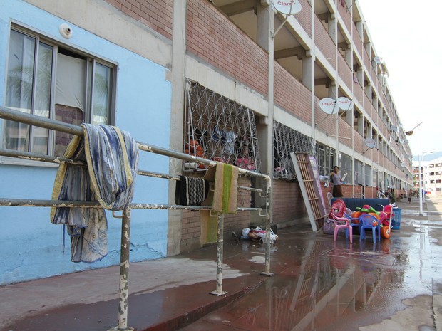 Moradores colocam móveis para secar do lado de fora dos apartamentos (Foto: Gabriel Barreira/G1)