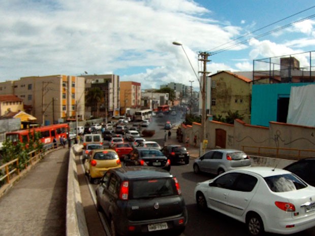 Trânsito engarrafa devido a protesto no Nordeste de Amaralina, em Salvador (Foto: Reprodução/TV Bahia)