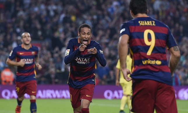 Neymar corre para abraçar Luís Suárez após marcar o golaço no Camp Nou