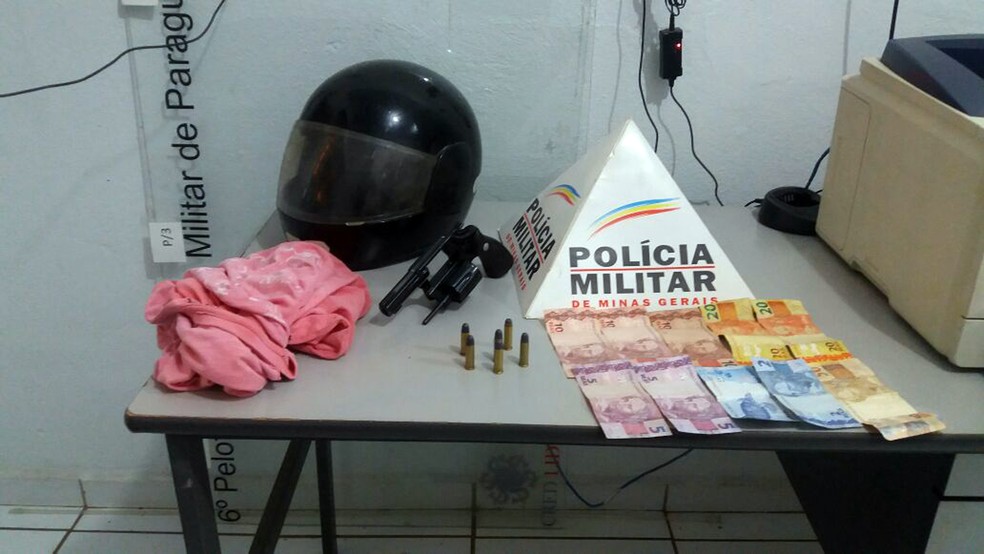 Suspeito de 17 anos foi preso na noite desta quarta-feira (8) após manter refém gerente de banco e marido em Paraguaçu, MG (Foto: Polícia Militar)