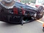 Motorista quebra braço após capotar carro no Eixão Sul, em Brasília