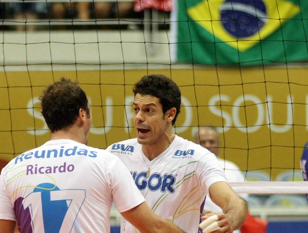 Ricardinho e Lorena semifinais da Superliga Vôlei Futuro x Rio (Foto: Fábio Borges / Vipcomm)