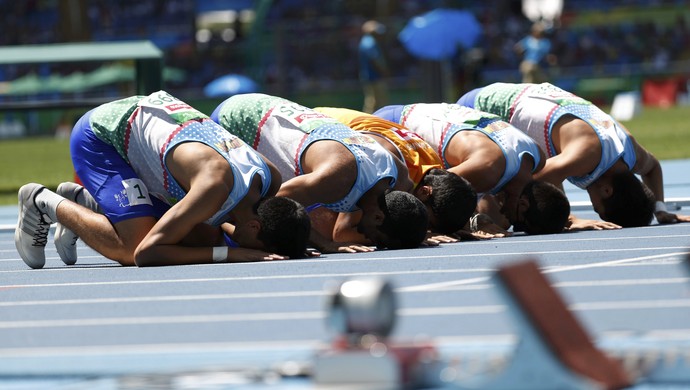 atletismo uzbequistão bronze 4x100m oração rio 2016 paralimpíada (Foto: Reuters) atletismo uzbequistão bronze 4x100m oração rio 2016 paralimpíada (Foto: Reuters)