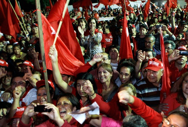 Apoiadores do Partido Colorado, do candidato presidencial Horacio Cartes, durante um comício de campanha em Fernando de la Mora (Foto: AP Photo/Jorge Saenz)