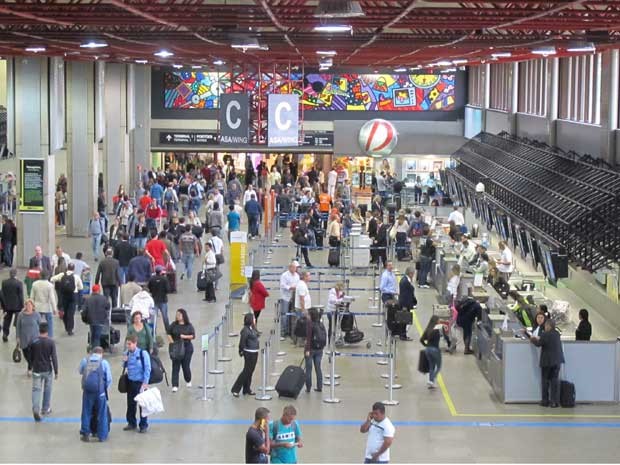 Movimento no terminal de passageiros do aeroporto de Guarulhos era normal no final da tarde desta quinta-feira (Foto: Darlan Alvarenga/G1)
