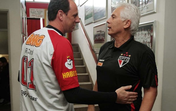 Novo treinador conversa com o goleiro e capitão Rogério Ceni (Foto: Rubens Chiri / Site oficial do São Paulo FC)