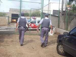 Policiais foram até escola estadual de Piracicaba após ligação de professor (Foto: Luiz Felipe Leite/G1)