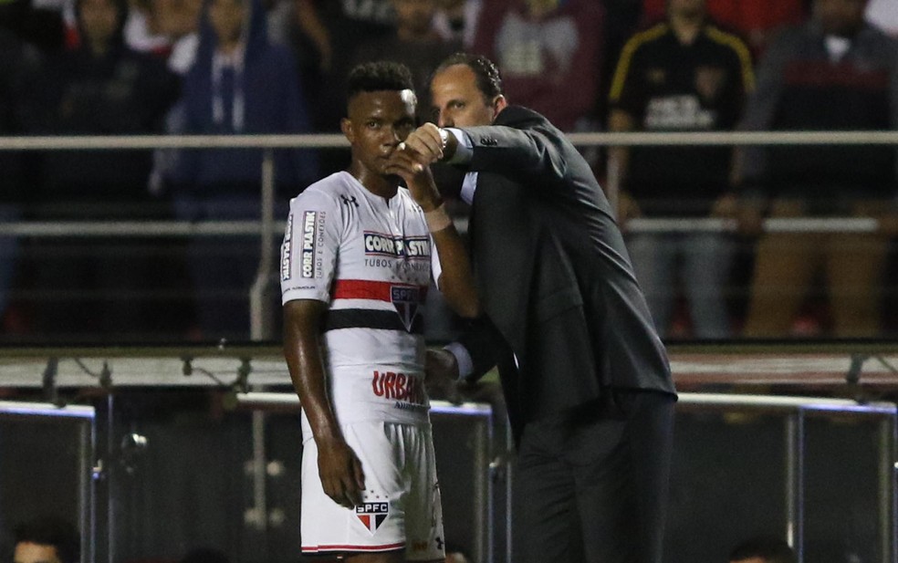 Thiago Mendes recebe instruções de Rogério Ceni no Morumbi (Foto: Rubens Chiri/saopaulofc.net)