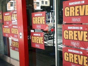 Fachada de agência bancária em Campinas com cartazes de greve dos bancários  (Foto: Murillo Gomes)