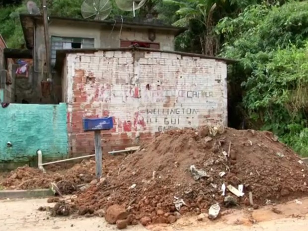  Famílias foram desalojadas após deslizamento de terra em Campo Limpo Paulista (Foto: Reprodução/ TV TEM)