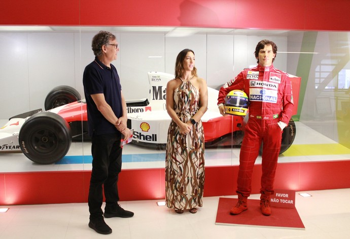 Bianca Senna e estátua de Ayrton (Foto: Divulgação/Instituto Ayrton Senna)