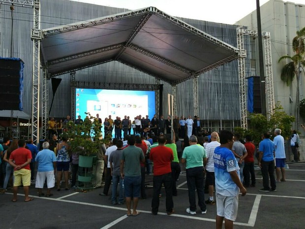 Membros do TRE-AM deram início à apuração dos votos por volta de 17h40 (Foto: Adneison Severiano/G1 AM) Membros do TRE-AM deram início à apuração dos votos por volta de 17h40 (Foto: Adneison Severiano/G1 AM)