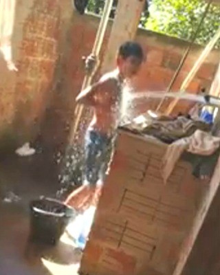 Em vídeo, menino toma banho e canta: "avistei uma menina de São Paulo, sabe o que ela quer? Um banho" (Foto: Arquivo pessoal)
