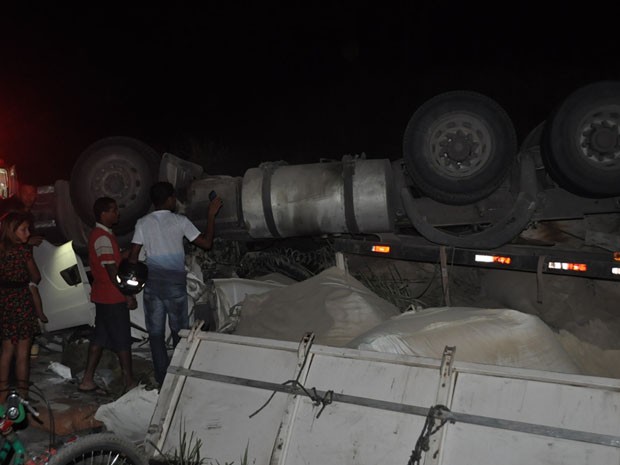 Motorista perdeu controle do veículo, segundo PRF. (Foto: Danuse Cunha / Itamaraju Notícias)