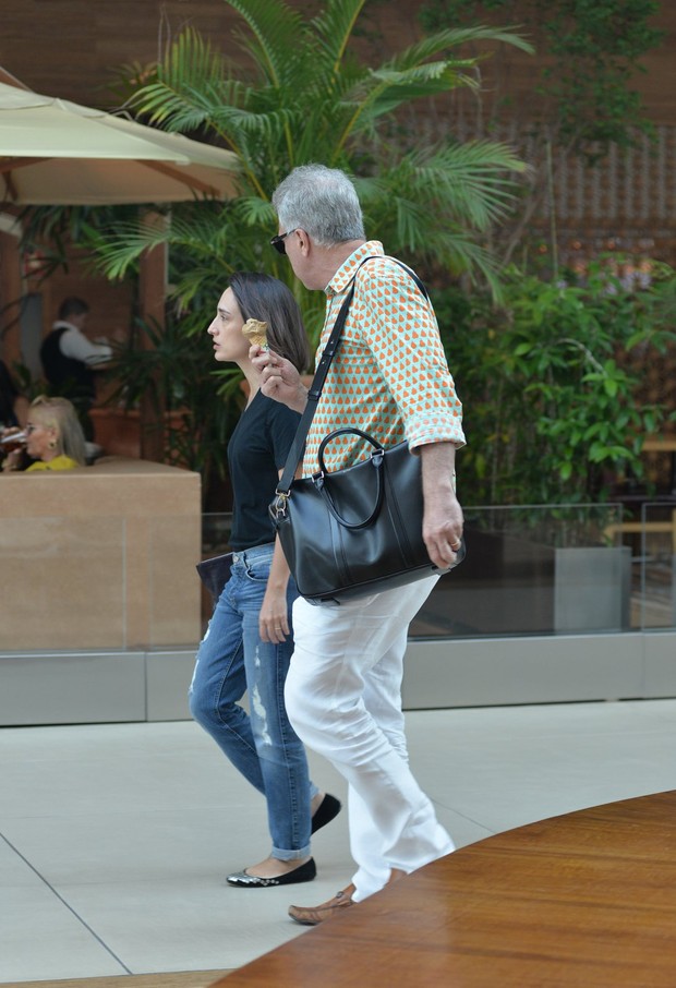Maria Prata e Pedro Bial durante passeio (Foto: William Oda/Agnews)