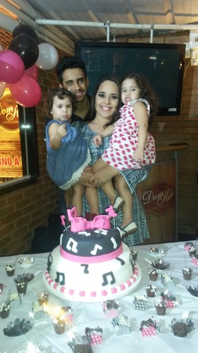 Aniversario Da Filha Da Cantora Perla Ego Perlla Comemora Aniversario Com As Filhas E O Marido