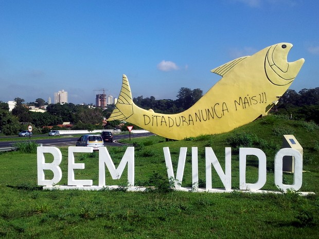 Escultura de peixe tem pichação contra ditadura militar em Piracicaba (Foto: Fernanda Zanetti/G1)
