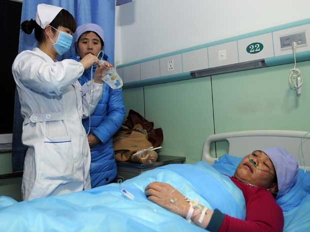 Mulher ferida recebe tratamento médico em um hospital na cidade de Xiji Guyuan, região de Ningxia, noroeste da China, após tumulto em mesquita. (Foto: Li Ran / Xinhua / Via AP Photo)