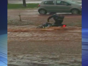 Moto foi arrastada pela enxurrada (Foto: Reprodução/TV TEM)