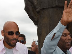 Pelé ao lado de seu filho Edinho visita Monumento ao Dondinho, em homenagem ao seu pai. (Foto: Samantha Silva / G1)