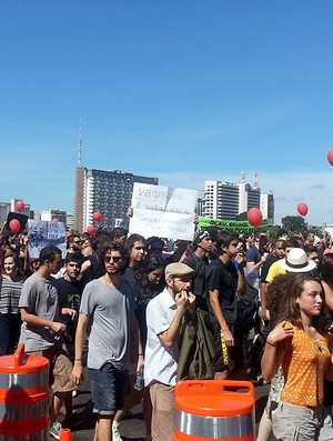 protesto estudantes direção estádio Mané Garrincha (Foto: Janir Júnior)
