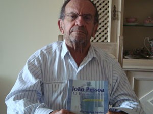 Wellington Aguiar escreveu sete livros que contam a história da cidade de João Pessoa ao longo de seus anos (Foto: André Resende/G1)