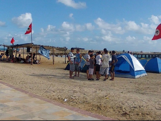 Grupo de manifestantes acampa em frente às obras do Acquário do Ceará, na Praia de Iracema, contra a construção do equipamento. ogrupo está no local desde a noite desta  sexta-feira (11)  (Foto: TV Verdes Mares/Reprodução)