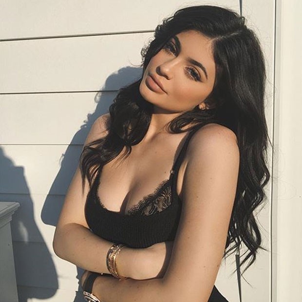Kylie Jenner posa com sutiã de renda à mostra (Foto: Instagram/ Reprodução)