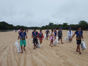 Grupo fez coleta de lixo em três pontos do rio Cauamé (Foto: Eita Junino/Divulgação)