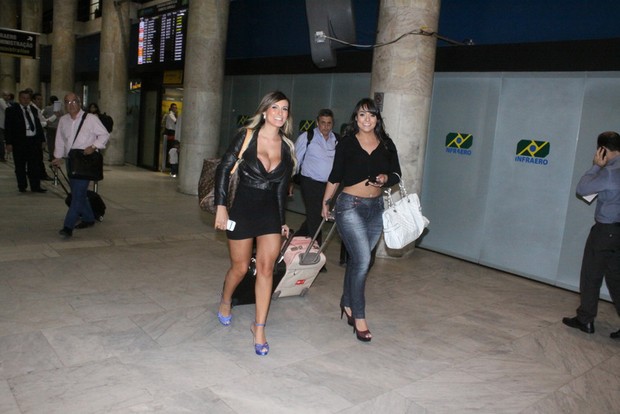 Andressa Urach e Mulher Melancia no aeroporto (Foto: Fábio Martins / AgNews)