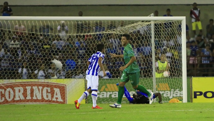 Aurélio marca o segundo gol do Coruripe (Foto: Ailton Cruz/Gazeta de Alagoas)