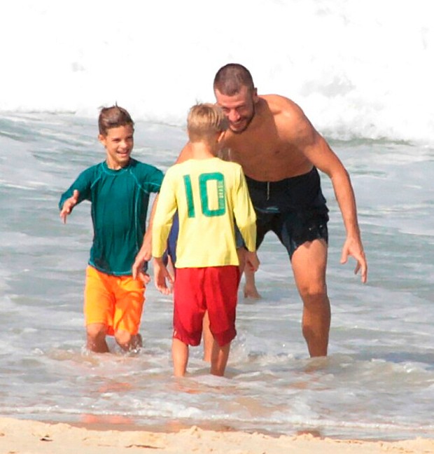 Rodrigo Hilbert e os filhos, Francisco e João curtem dia de praia (Foto: AgNews)