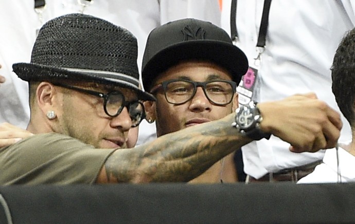 Neymar e Daniel Alves, Estados Unidos X Lituania - Mundial de Basquete (Foto: Agência AFP)
