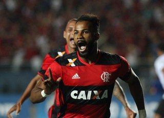 Fernandinho comemora o terceiro gol rubro-negro contra o Figueirense, o da classificação (Foto: Gilvan de Souza/Flamengo)