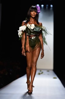  O estilista fechou sua apresentação com Naomi Campbell vestida de buquê
