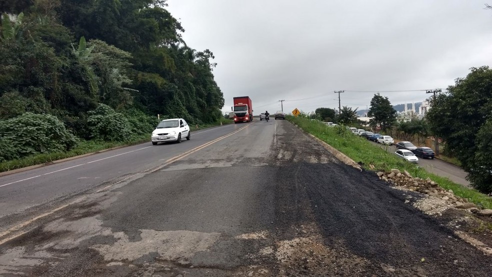 Após reparo, trânsito foi liberado no km 144 da BR-470, em Rio do Sul (Foto: PRF/Divulgação)