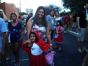 Lana Lara com sua filha na concentração do &#39;Capote da Madrugada&#39; (Foto: Pedro Santiago/G1)