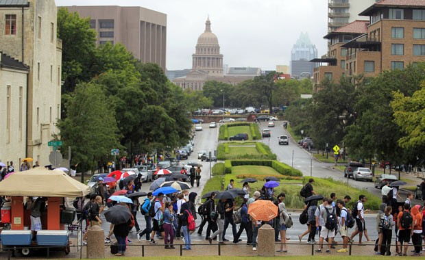 Alunos, professores e funcionários deixam campus da Universidade do Texas, em Austin, após ameaça nesta sexta-feira (14) (Foto: AP)