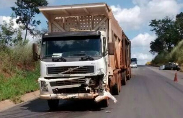 Carro entrou embaixo do caminhão na BR-153, em Itapaci, Goiás (Foto: Reprodução/ Polícia Rodoviária Federal)