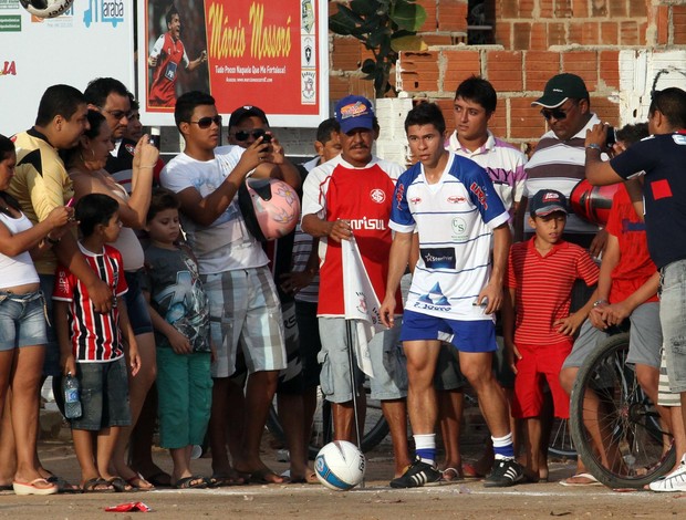 Osvaldo, do São Paulo, participou de pelada de confraternização em Mossoró (Foto: Cézar Alves/Cedida)
