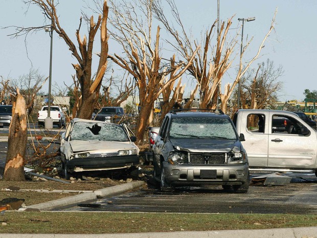 Carros e árvores destruídos são vistos em El Reno, Oklahoma, neste sábado (1º)  (Foto: Bill Waugh/Reuters)