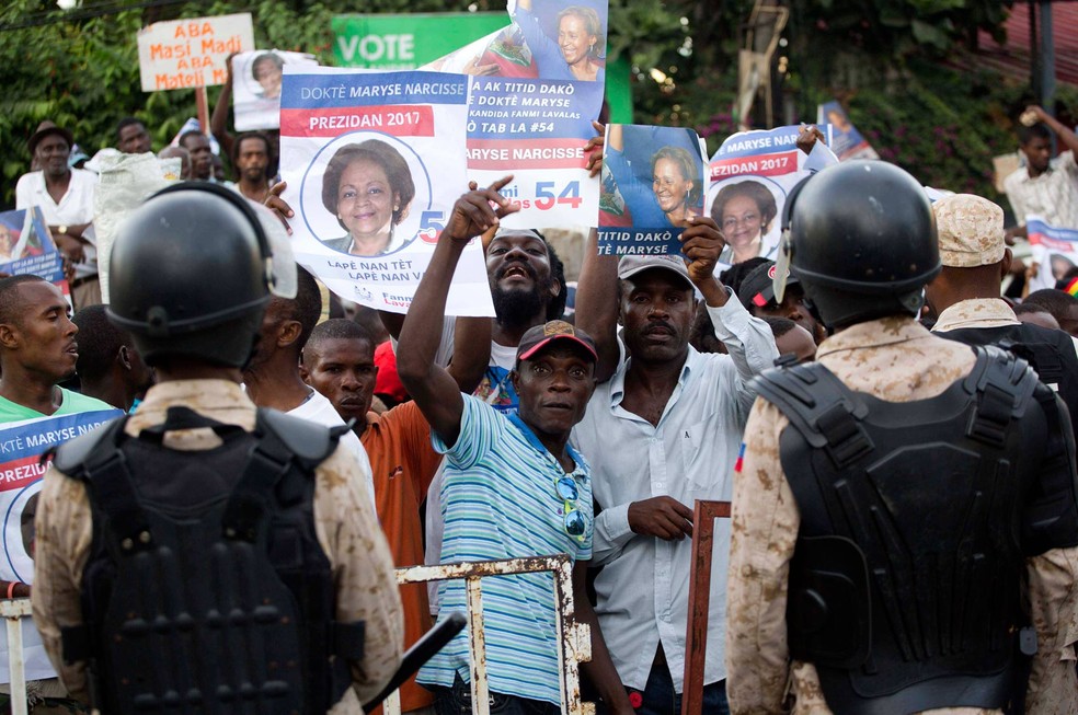 Milhares de haitianos marcharam contra suposta fraude eleitoral (Foto: Dieu Nalio Chery/AP)