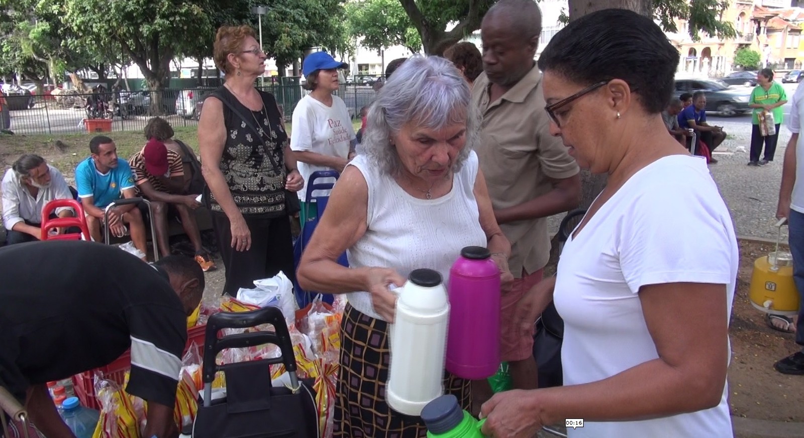 Café, sanduíche e suco são distribuídos por voluntários do projeto 'Voar' (Foto: Bruno Albernaz / G1)