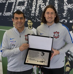 Cássio alcança marca de 250 jogos pelo Corinthians e recebe homenagem