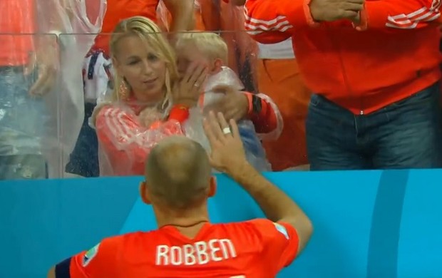 Robben tenta consolar o filho Luka (Foto: Reprodução SporTV)