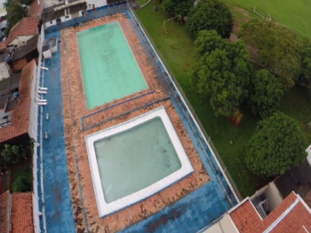 Piscinas estão abandonadas no clube Casi em Itapetininga (Foto: Reprodução/TV TEM)