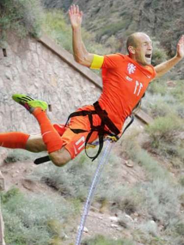 Robben pulando de bungee jumping ou sofrendo um penalti...dúvida difícil (Foto: Reprodução)